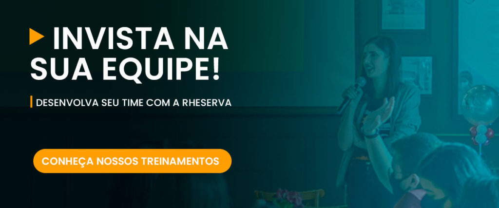 Foto com filtro azulado com mulher de cabelo no ombro com microfone falando para um grupo de pessoas. Título escrito "Invista na sua equipe!", subtítulo "Desenvolta seu time com a Rheserva" e botão laranja com texto "Conheça nossos treinamentos".